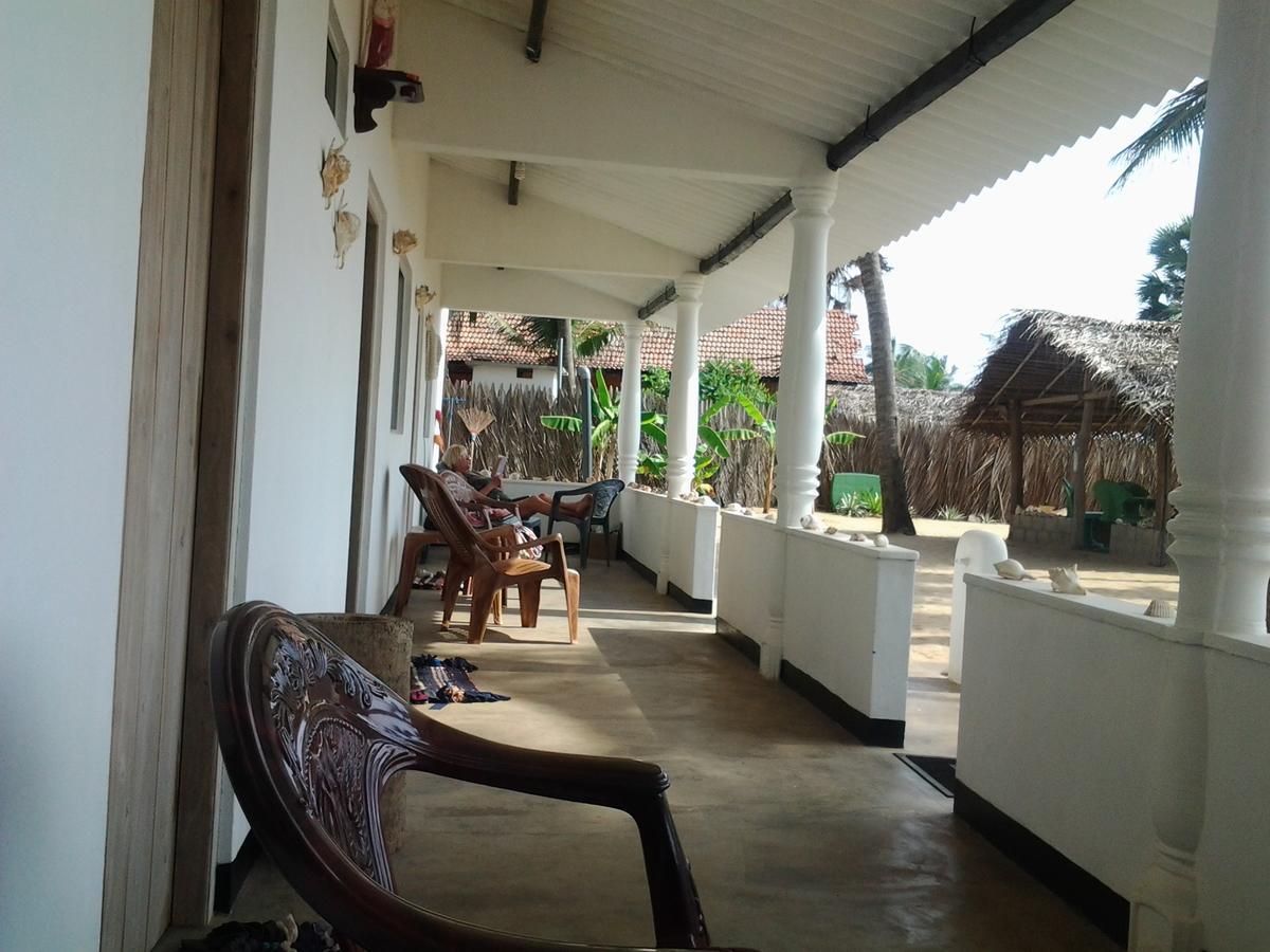 Hotel Dolphinchilling Alankuda Exterior foto